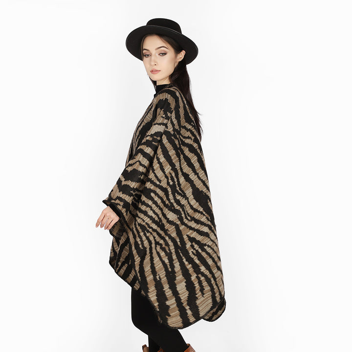 Damen Grobstrick‑Poncho im Cape‑Schnitt mit Zebra‑Jacquard und offener Kimonoärmelung – Célinea