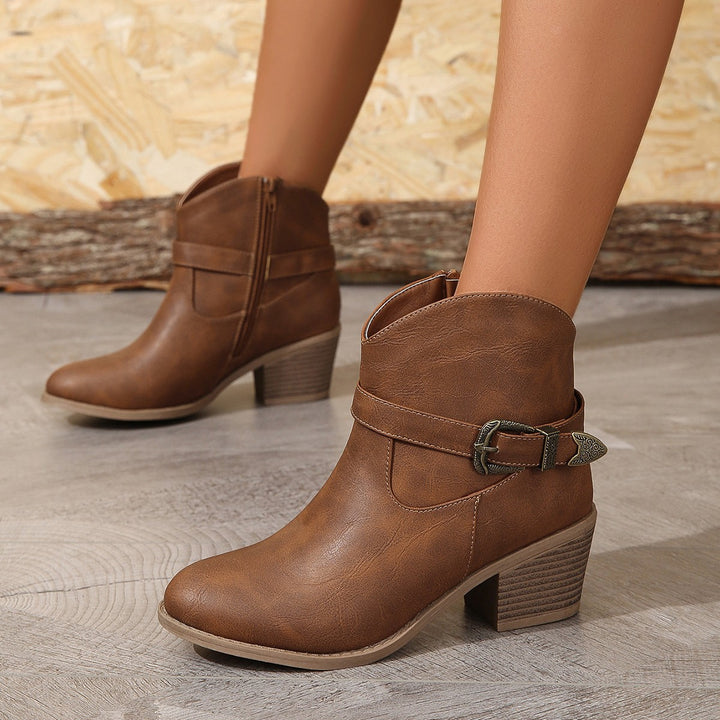 Damen nan Western‑inspirierte Kurzstiefelette mit mittelhohem Blockabsatz, seitlichem Reißverschluss und dekorativer Metallschnalle Echo Archiv