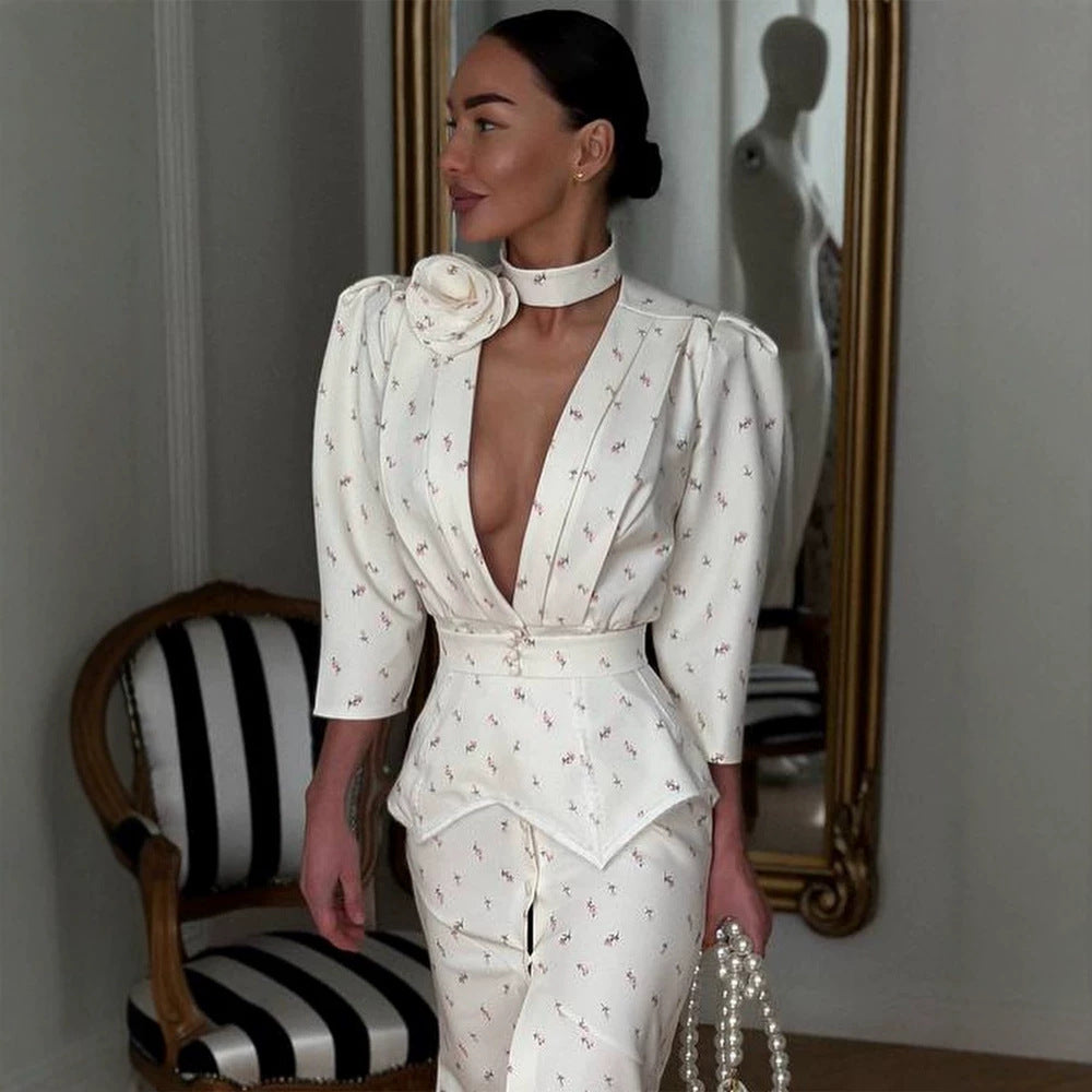 Damen tailliertes Hosenanzug‑Set mit tiefem V‑Ausschnitt, strukturierter Peplum‑Taille und feinem Blumenjacquard Echoarchiv