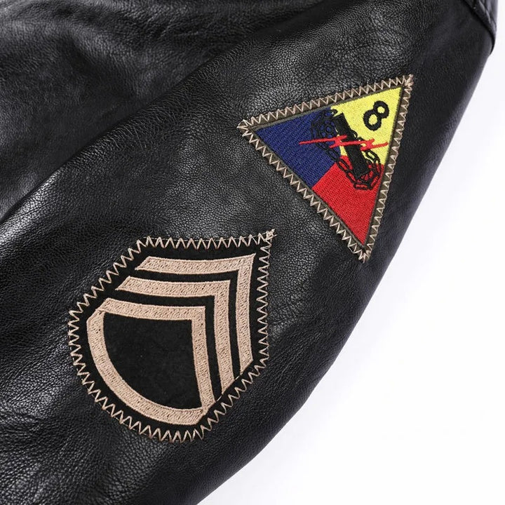 Herren Vintage-inspirierte Pilot-Bomberjacke aus Lederoptik mit gestickten Abzeichen und Rippbündchen Echo Archiv