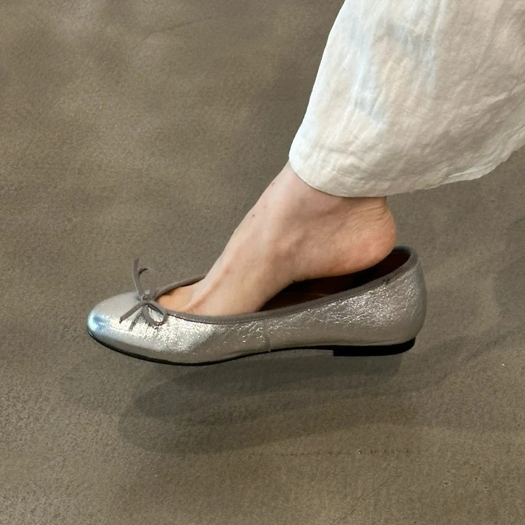 Damen Ballerina-Schuhe mit glänzender Oberfläche und verspieltem Schleifenakzent Echoarchiv