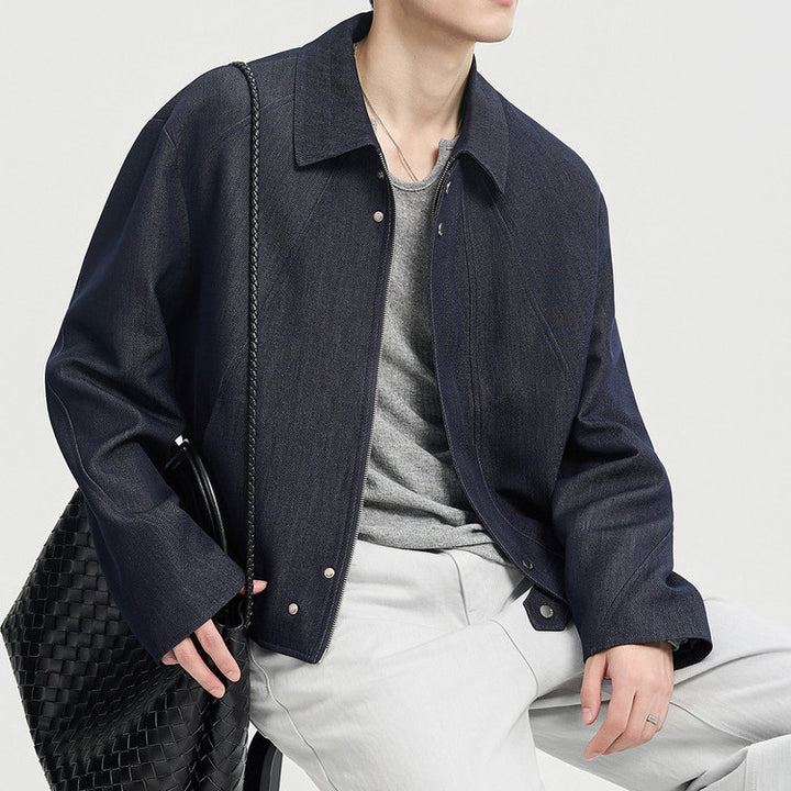 Herren Boxy-Jeansjacke im Minimalstil mit Hemdkragen und verdeckter Druckknopfblende Echoarchiv