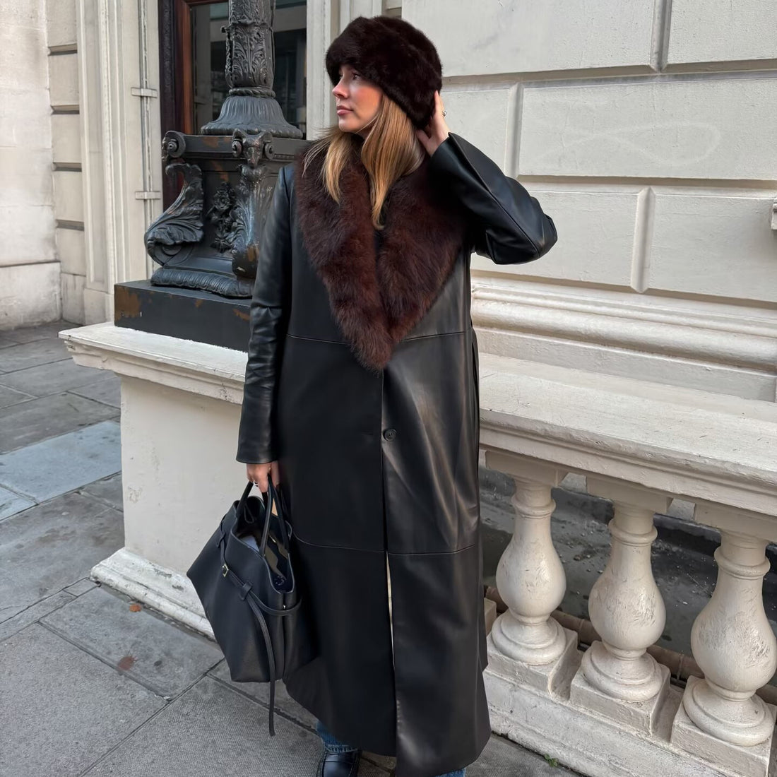 Damen Langer Ledermantel mit voluminösem Fellkragen und minimalistischer Silhouette Echo Archiv