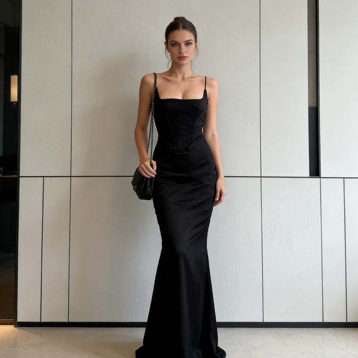 Damen Elegantes und figurbetontes Abendkleid mit schmalen Trägern und hohem Schlitz Echo Archiv