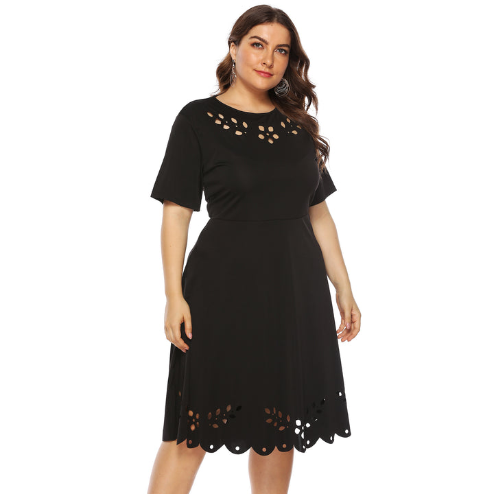 Damen elegantes Kleid mit durchbrochenem Kragen und wellenförmigem Saum Echo Archiv