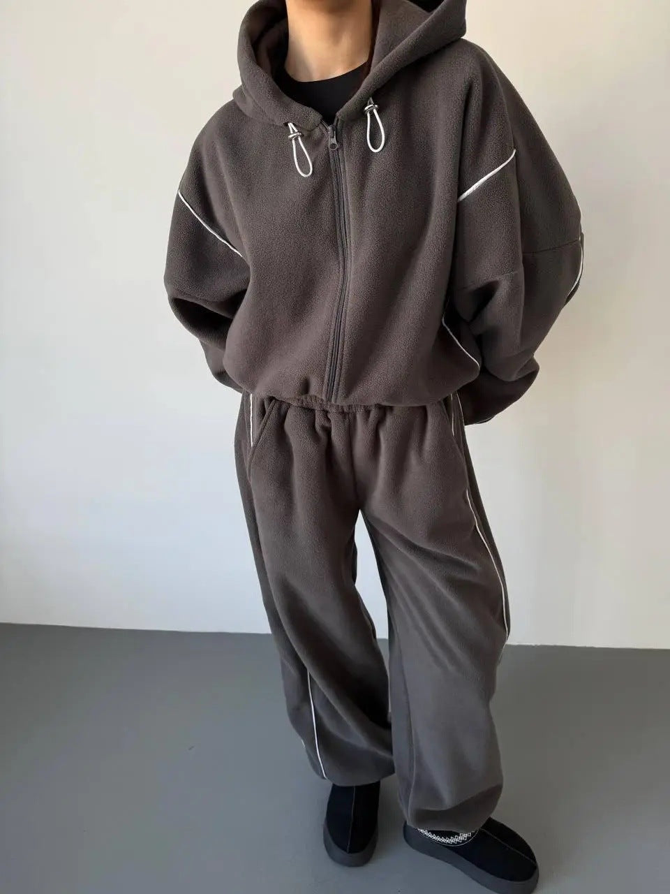Damen gekürztes Zip-Hoodie mit Tunnelzug und hochgeschnittener weiter Fleece-Loungehose – Auréline