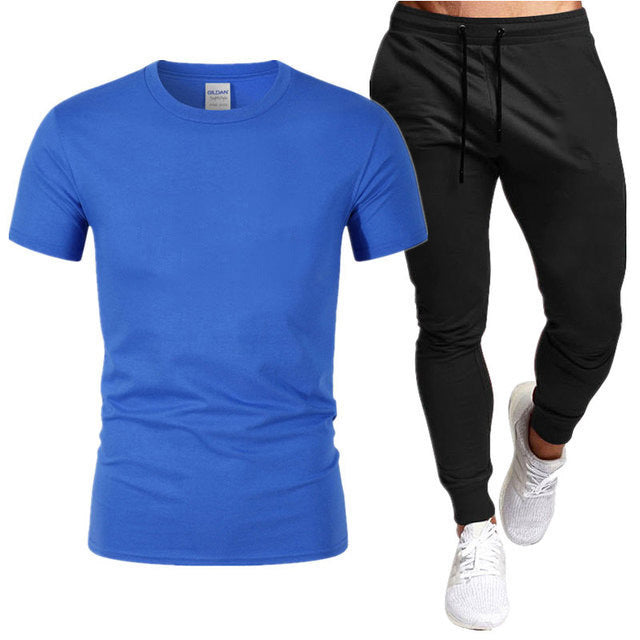 Herren sportliches Trainingsset mit T-Shirt und Jogginghose Echoarchiv