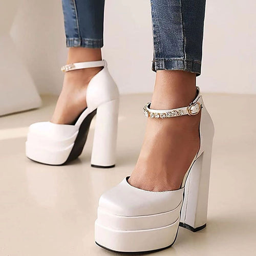 Damen nan Plateau-Sandalette mit skulpturellem Blockabsatz, quadratischer Zehenpartie und kristallbesetztem Knöchelriemen Echo Archiv