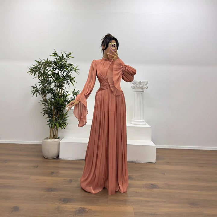 Damen Maxikleid mit figurschmeichelndem Schnitt und eleganter Raffung Echoarchiv