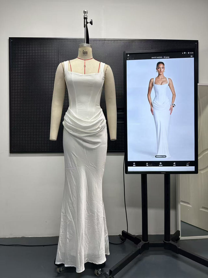 Damen Fließendes Maxi-Kleid mit asymmetrischem Schnitt und raffiniertem Drapé Echo Archiv