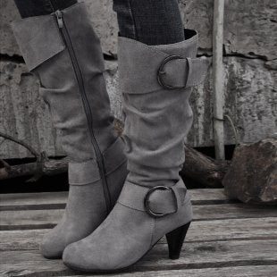 Damen Slouch‑Stiefel mit konischem Absatz, spitzer Leiste und Zierschnallen Echo Archiv