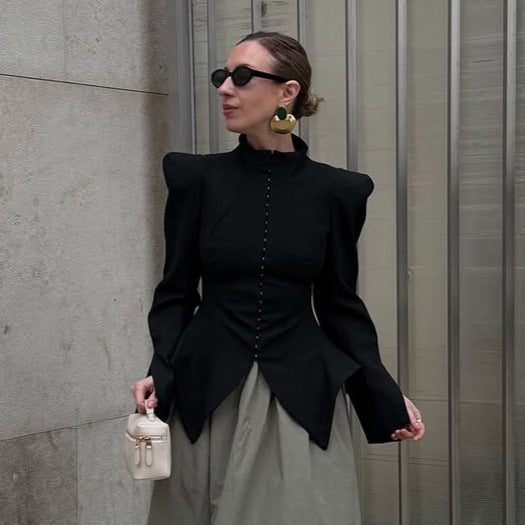 Damen Taillierter Blazer mit skulpturalen Schultern, betonter Taille und spitzem Schößchen Echoarchiv