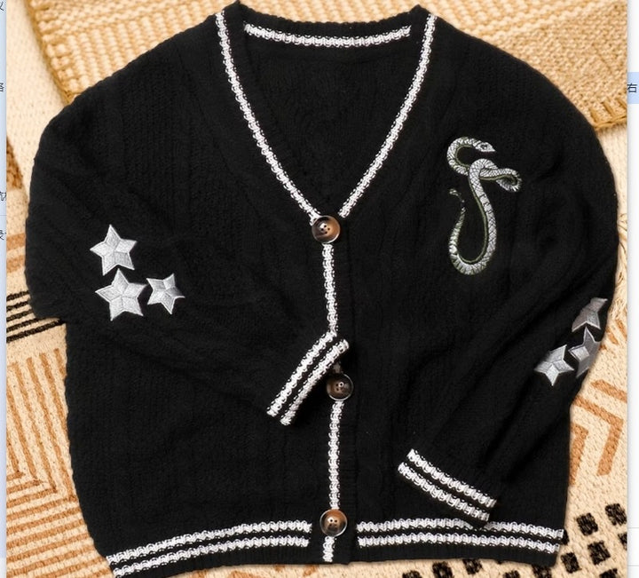 Damen nan gestrickte College-Cardigan mit Zopfmuster, V-Ausschnitt, kontraststreifen und gestickten Applikationen Echo Archiv