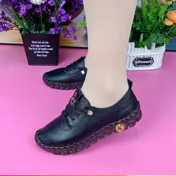 Damen Flexible Lederoptik-Sneaker mit handgenähter Kontrastnaht und profilierter Gummilaufsohle – Névara