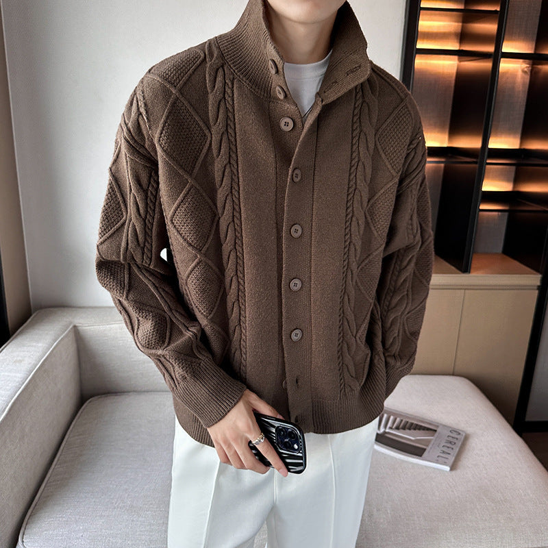 Herren Grobstrickpullover mit modernem Stehkragen und Knopfleiste Echoarchiv