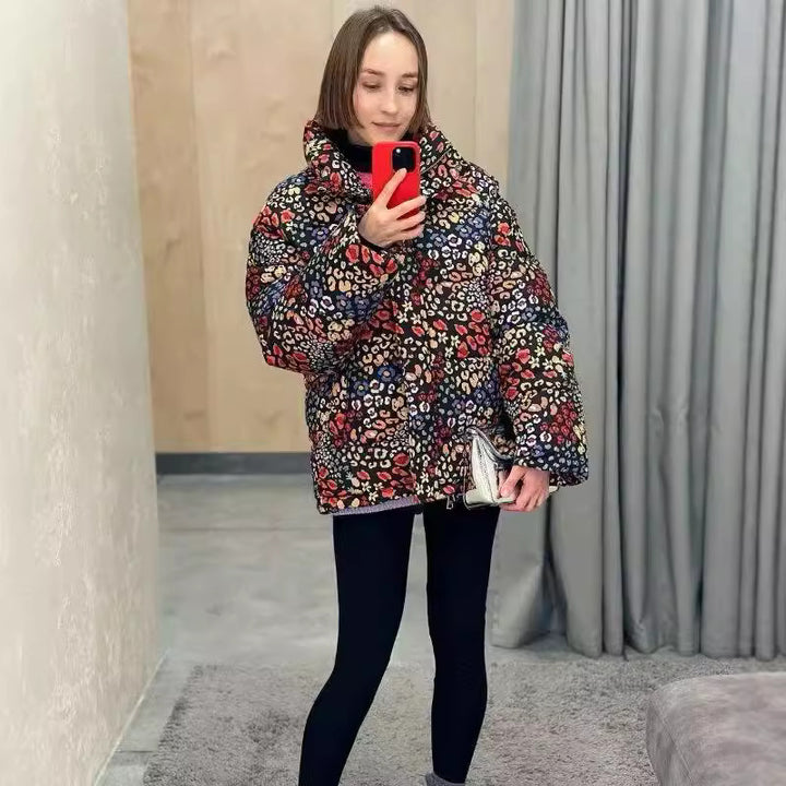 Damen Leichte gesteppte Kurzjacke mit Stehkragen, kastiger Silhouette und buntem Animal‑Floral‑Print Echo Archiv