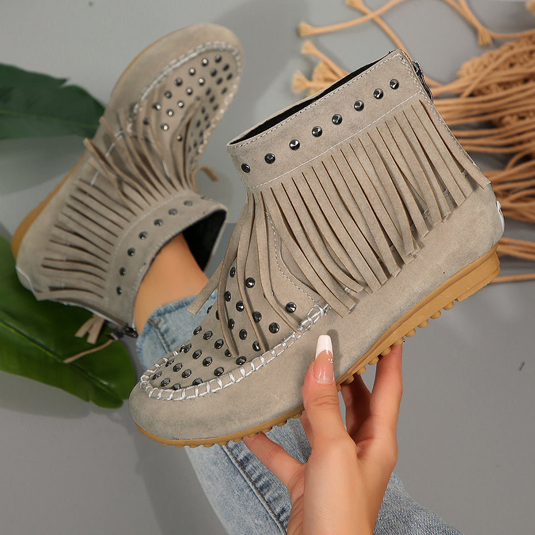 Damen Fransen‑Ankleboots im Mokassinstil mit Nieten und Rückenreißverschluss – Varelle