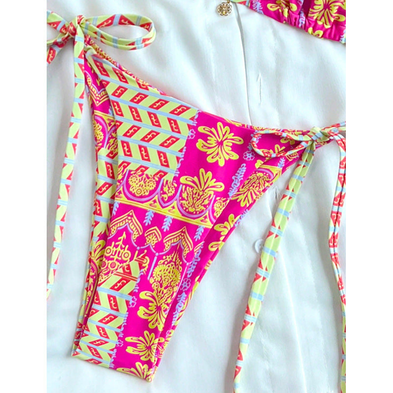 Damen Triangel-Bikini mit verspieltem Blumendesign und unterschiedlichen Bindungsträgern Echo Archiv