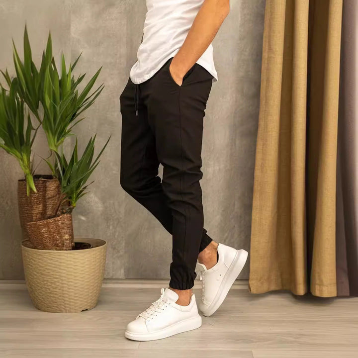 Herren Slim-Fit Jogginghose mit elastischem Bund und praktischen Seitenklapptaschen – Sorevano