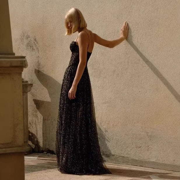 Damen glamouröses Abendkleid mit transparentem Rock und eleganten Details Echo Archiv