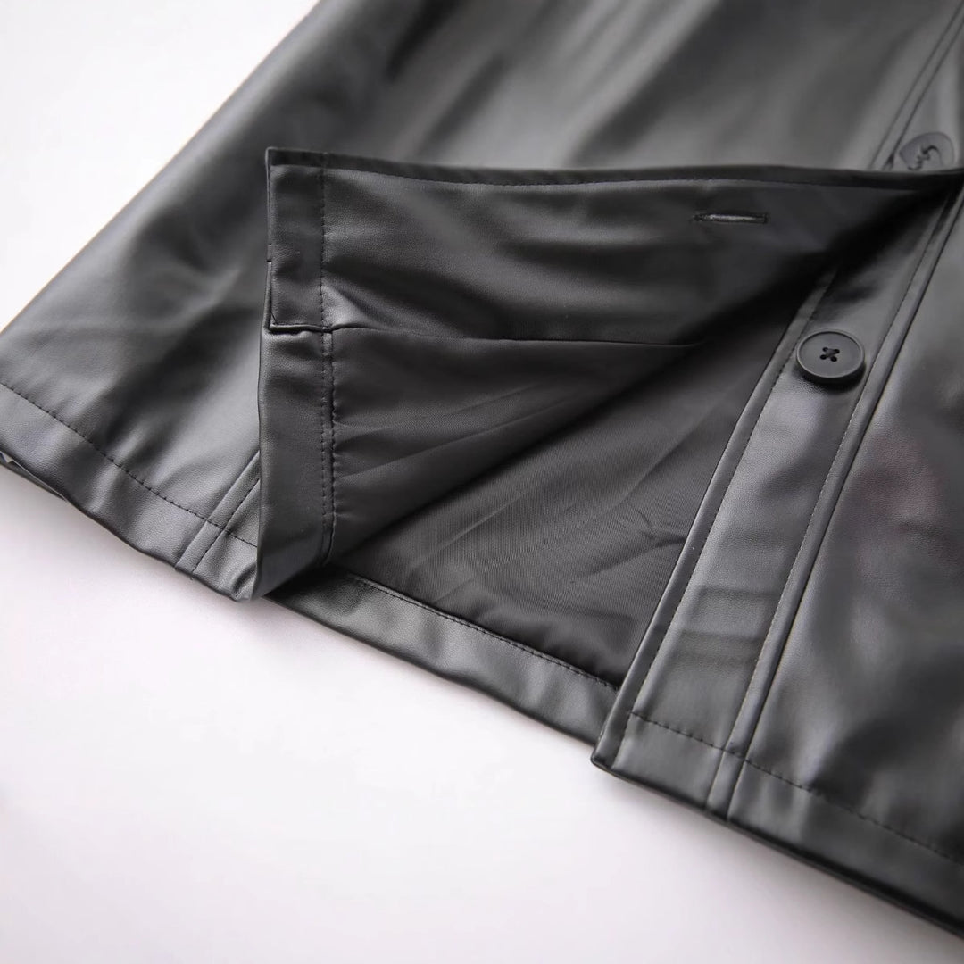 Damen oversized Kunstleder-Hemdjacke mit Hemdkragen, durchgehender Knopfleiste und aufgesetzten Eingrifftaschen – Célinea