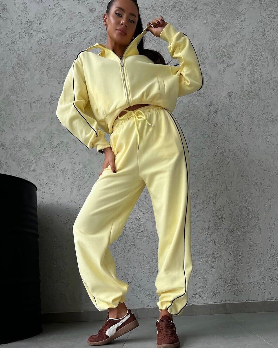 Damen lässiges Sweatset mit Stehkragen Reißverschluss gekürzter Jacke und hochtaillierter Schlaghose – Avérine