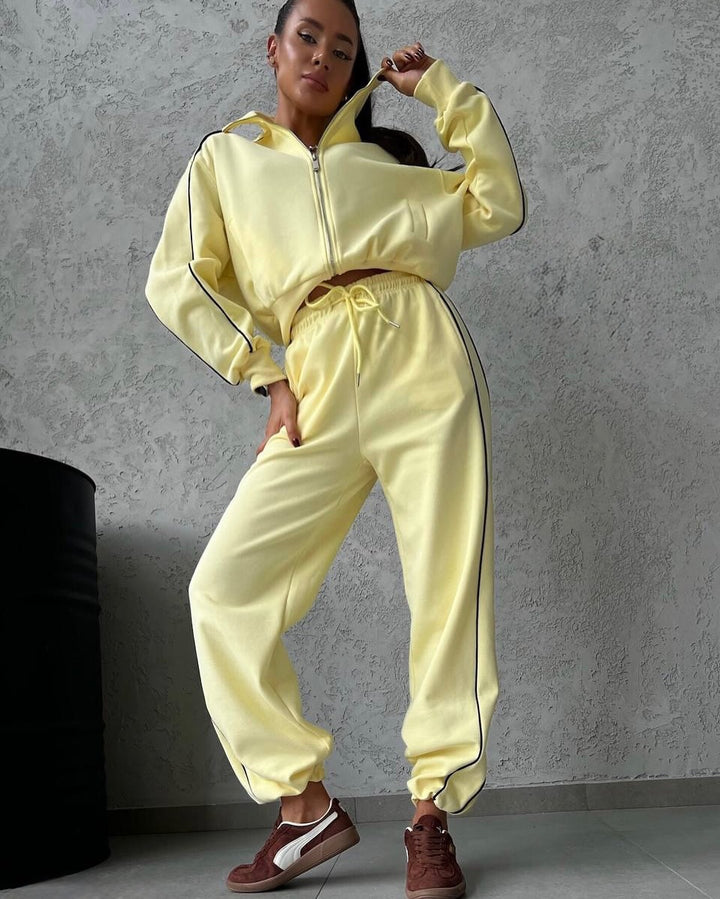 Damen lässiges Sweatset mit Stehkragen Reißverschluss gekürzter Jacke und hochtaillierter Schlaghose – Avérine