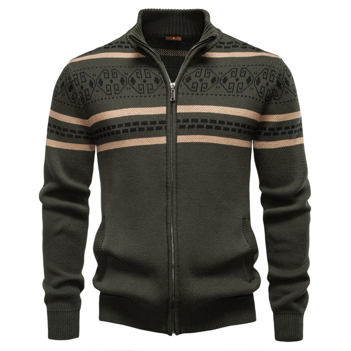 Herren nan Strickjacke mit durchgehendem Reißverschluss, Stehkragen und nordisch-geometrischem Intarsienmuster Echo Archiv