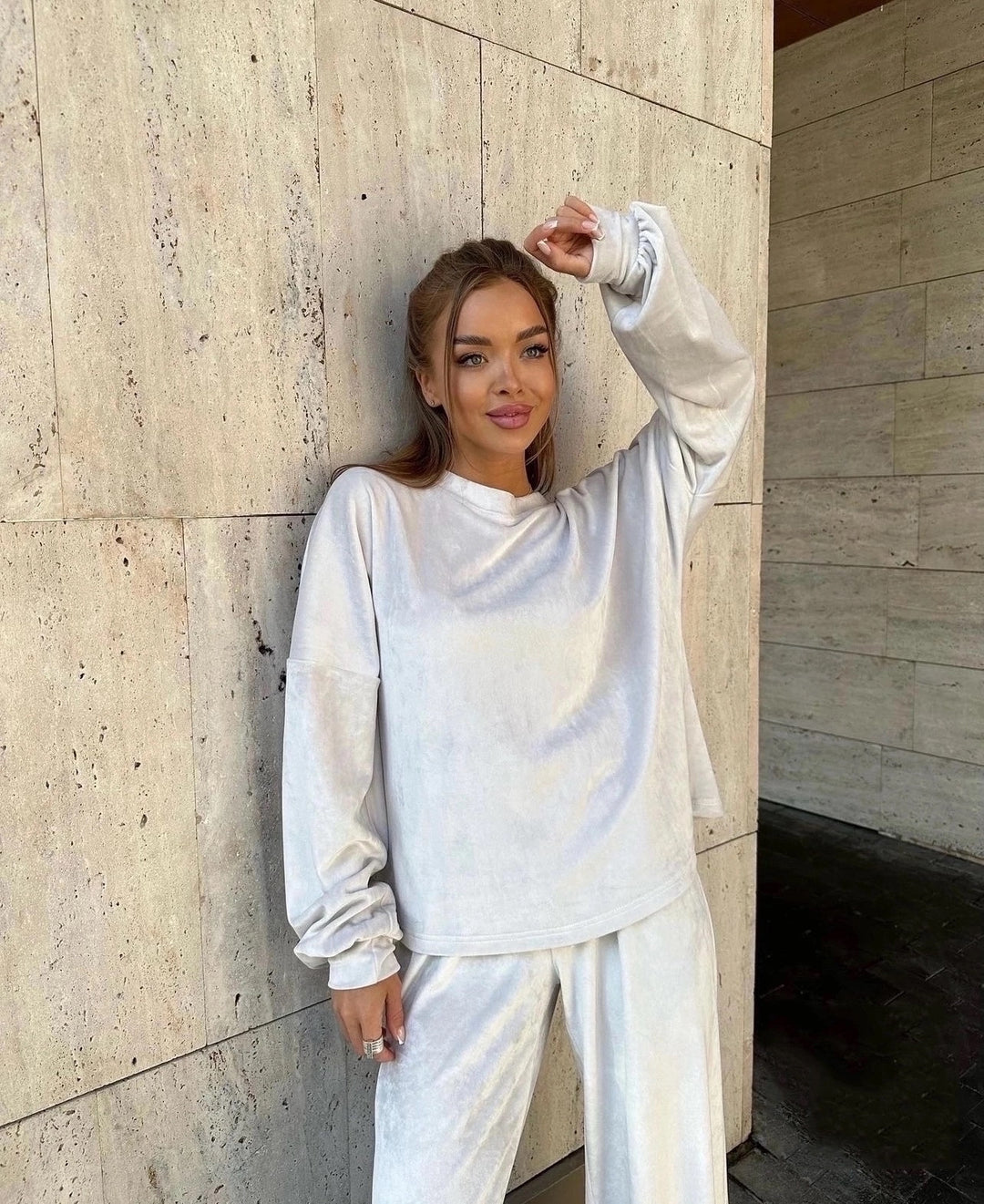 Damen luxuriöses Samt-Relax-Set mit Oversize-Crewneck und hochgeschnittener Gummibund-Jogger – Avérine