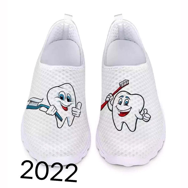 Damen Verspielte Slip-On Sneakers mit medizinischem Cartoon-Print, atmungsaktivem Mesh und gepolsterter Memory-Sohle – Névara