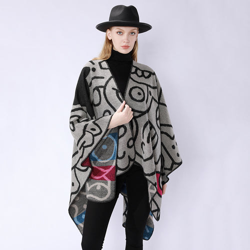 Damen Oversize-Poncho im künstlerischen Print mit zweifarbiger Kantenverarbeitung und asymmetrischem Zipfelsaum – Veloura