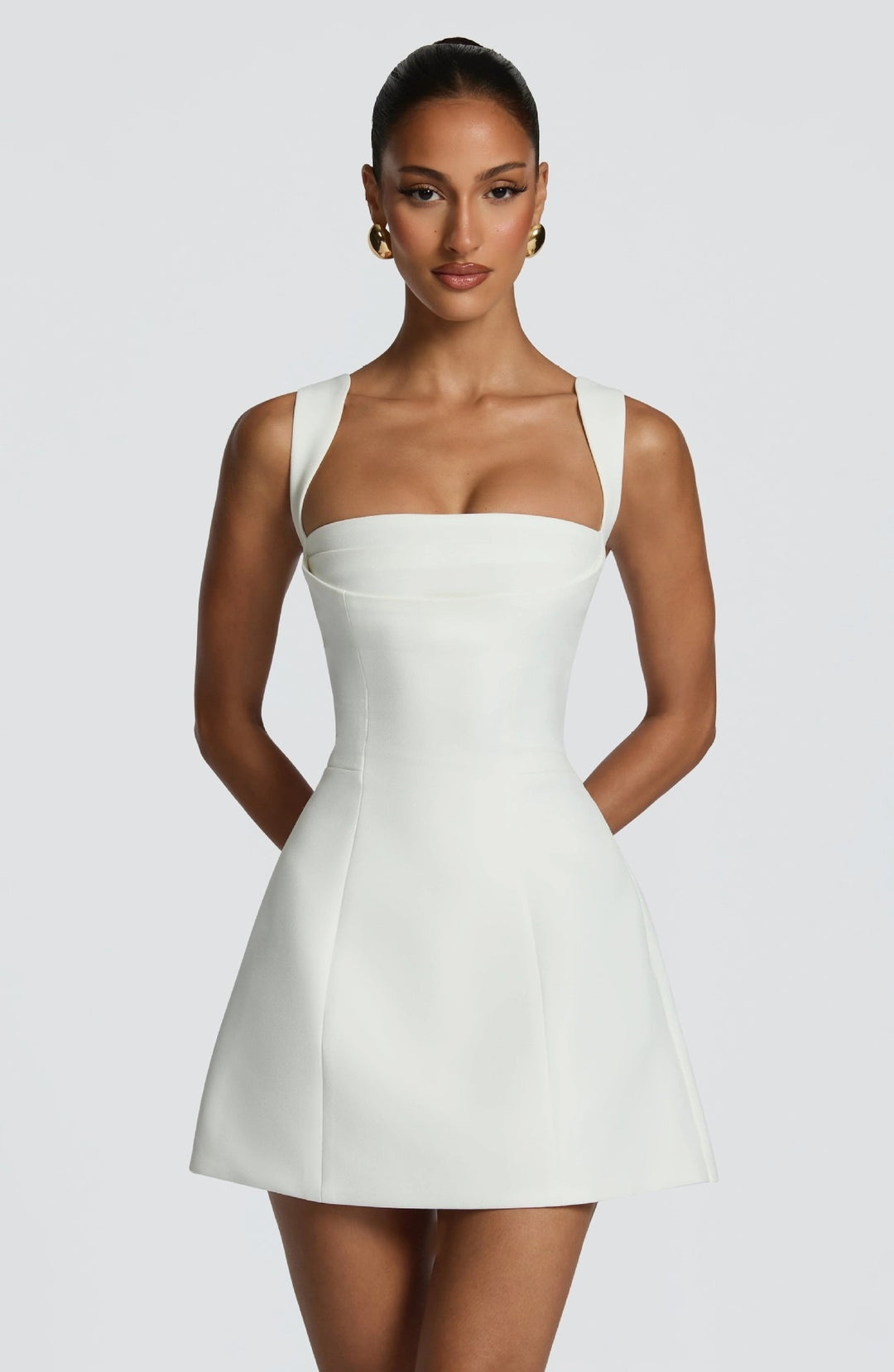 Damen figurbetontes Minikleid mit breiten Trägern und elegantem Ausschnitt Echo Archiv