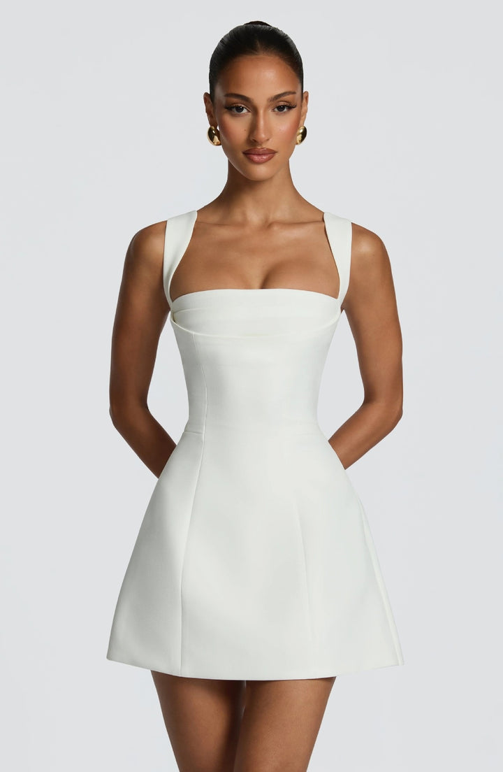 Damen figurbetontes Minikleid mit breiten Trägern und elegantem Ausschnitt Echo Archiv