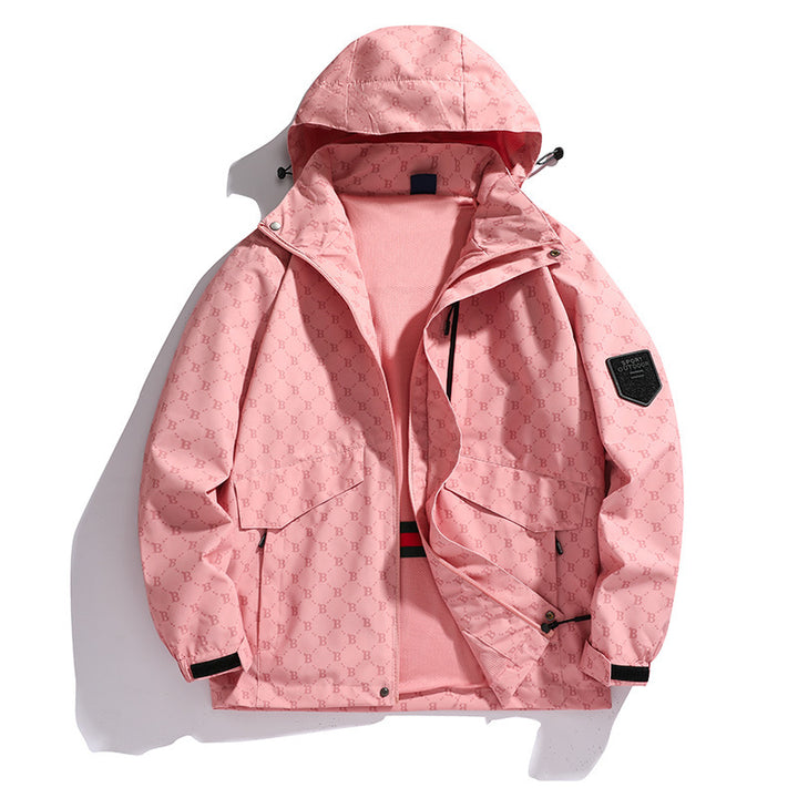 Herren Kapuzen-Softshelljacke mit Allover‑Monogramm, atmungsaktivem Meshfutter und Reißverschlusstaschen – Taviero