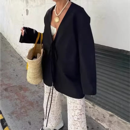 Damen nan kastenförmiger Blazer mit tiefem V-Ausschnitt, Bindebandverschluss und Pattentaschen Echo Archiv