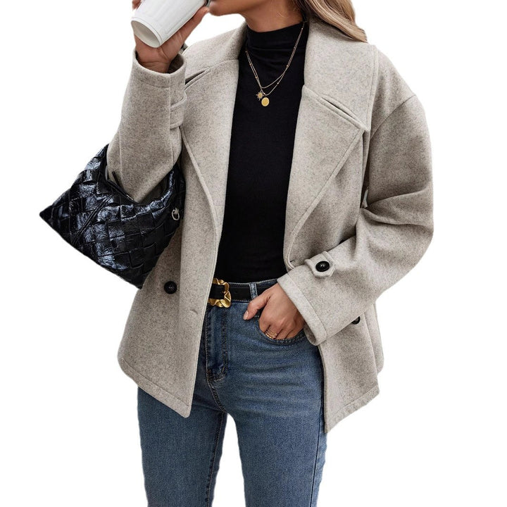 Damen Kurzmantel im Oversize‑Schnitt mit Reverskragen und Zierknopfleiste – Avérine