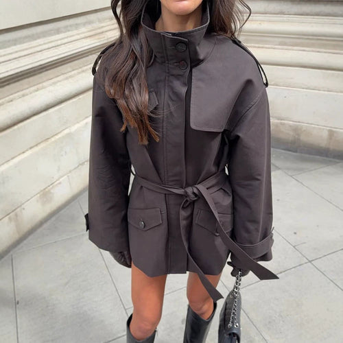 Damen Kurze Taillierte Trenchjacke mit Stehkragen, Pattentaschen und Bindegürtel Echoarchiv