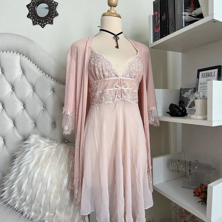 Damen Elegantes Nachthemd mit Spitzenverzierungen Echo Archiv