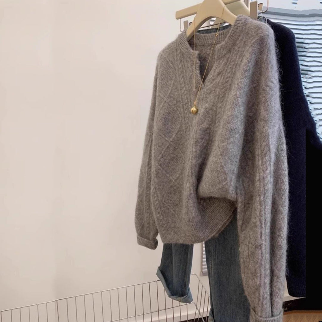 Damen Oversize Mohair-Optik Zopfmusterpullover mit V‑Ausschnitt und überschnittener Schulter Echoarchiv