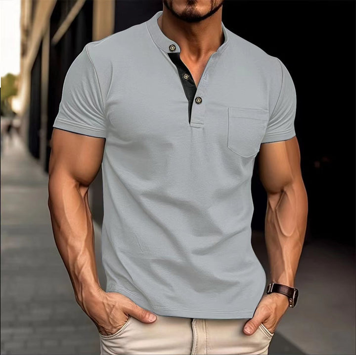 Herren Polo-Shirt mit modernem Stehkragen und dekorativen Druckknöpfen Echoarchiv