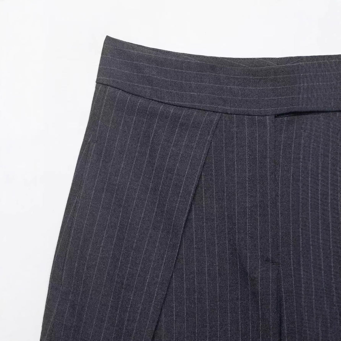 Damen Hochtaillierte Palazzohose mit Wickel-Überlagerung und Nadelstreifen Echoarchiv