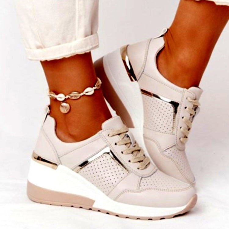 Damen Komfort-Keil-Sneaker mit perforiertem Obermaterial und Dekozipper – Névara