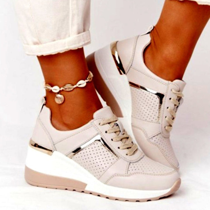 Damen Komfort-Keil-Sneaker mit perforiertem Obermaterial und Dekozipper – Névara