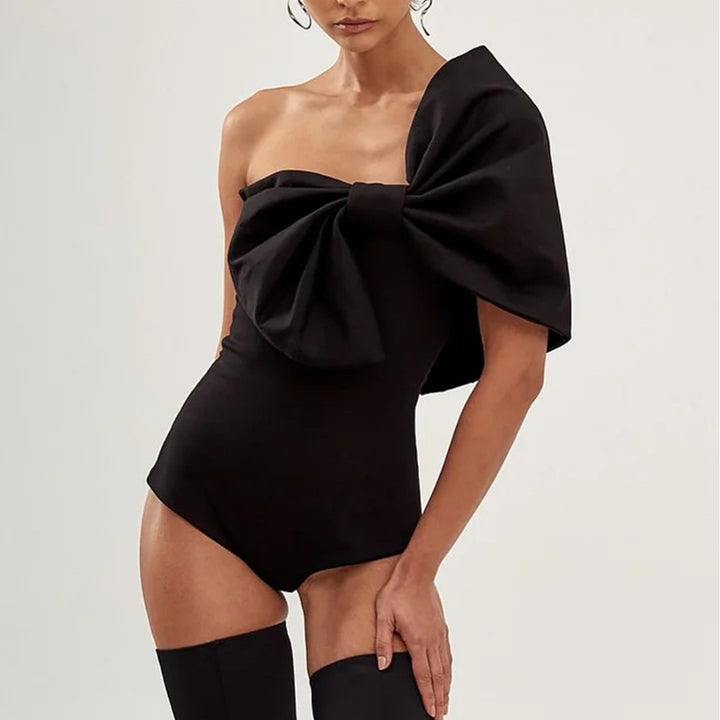 Damen Einschnitt Badeanzug mit voluminösem Schleifen-Detail und elegantem Wickelrock Echo Archiv