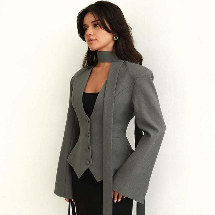 Damen Taillierter Blazer mit Bindeschal und figurbetonter Weste Echo Archiv