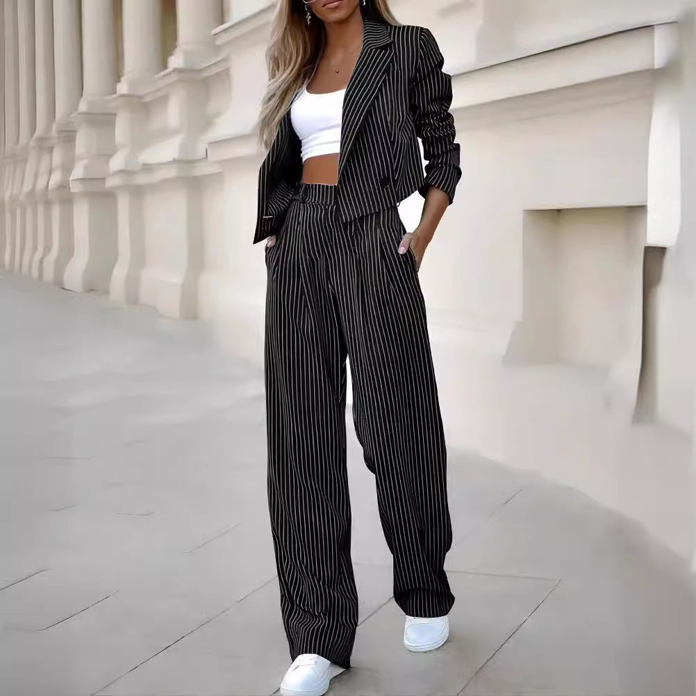 Damen stylisches Business-Outfit mit marginalem Streifenmuster Echoarchiv