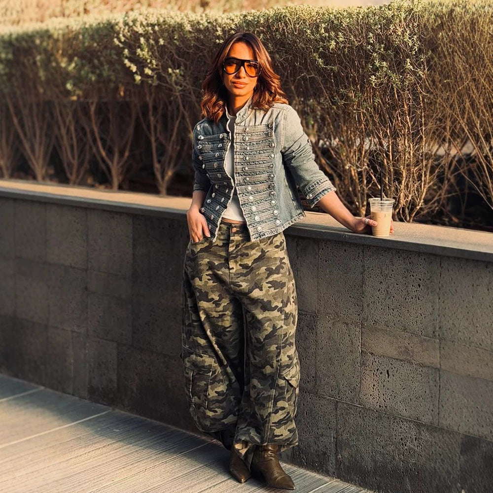 Damen Kurze Jeansjacke mit dekorativen Metallknopf‑Reihen und taillierter Silhouette Echoarchiv