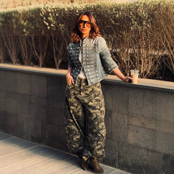Damen Kurze Jeansjacke mit dekorativen Metallknopf‑Reihen und taillierter Silhouette Echoarchiv