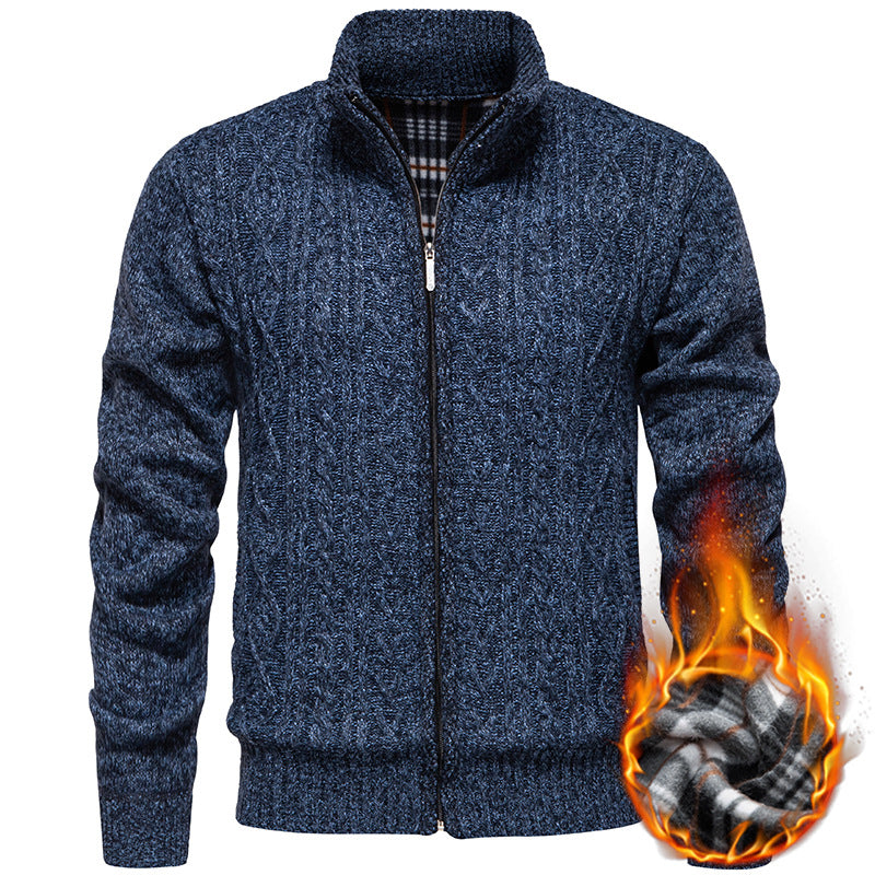 Herren nan grobgestrickter Cardigan mit Zopfmuster, Stehkragen und kariertem Innenfutter Echo Archiv
