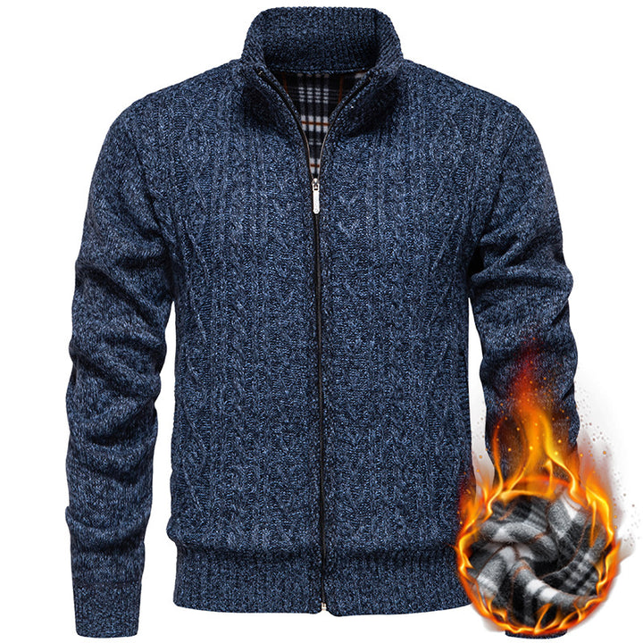 Herren nan grobgestrickter Cardigan mit Zopfmuster, Stehkragen und kariertem Innenfutter Echo Archiv